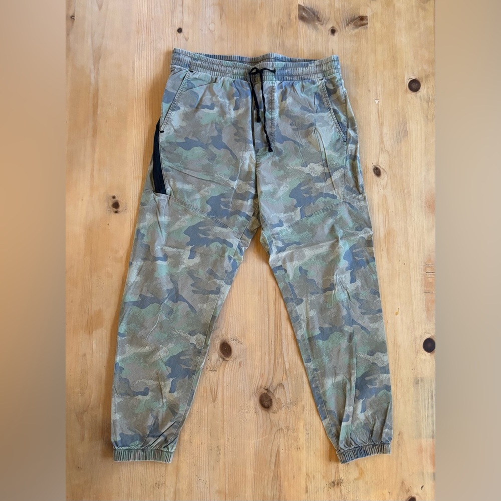 American Eagle men’s camouflage pants light weight size M